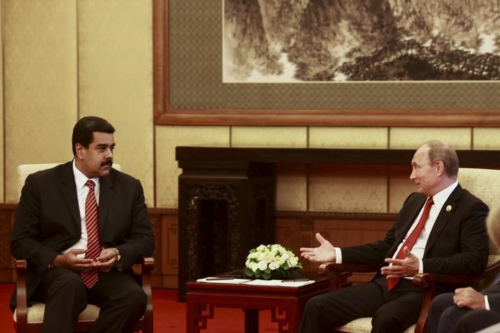 © Reuters. Venezuela's President Nicolas Maduro and Russia's President Vladimir Putin meet in Beijing
