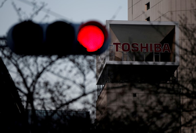 © Reuters. FILE PHOTO: The logo of Toshiba Corp is seen behind a traffic light at the company's headquarters in Tokyo