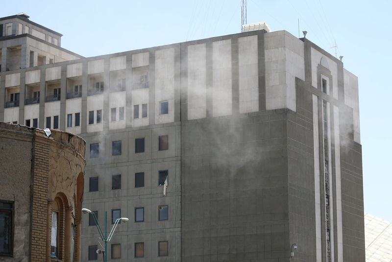 © Reuters. Fumaça é vista durante ataque ao Parlamento iraniano em Teerã