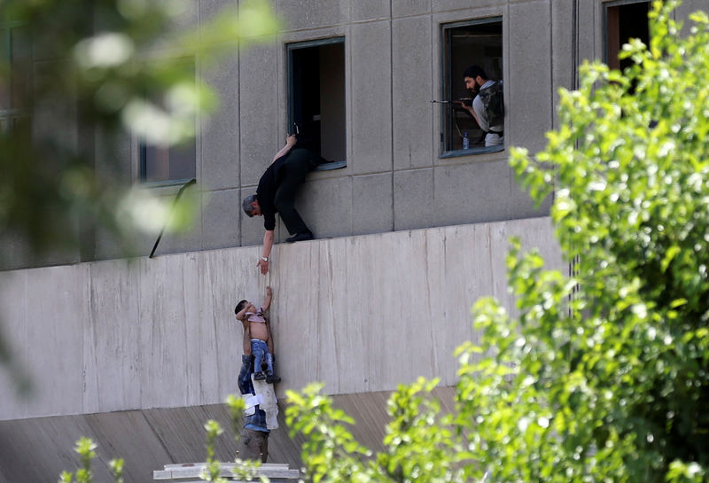 © Reuters. Al menos 12 muertos en un ataque al Parlamento y un mausoleo de Irán