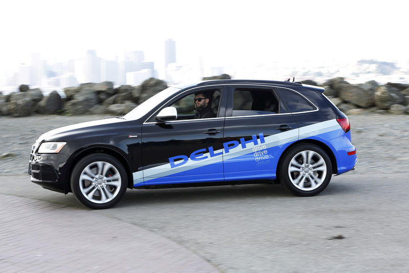 © Reuters. FILE PHOTO: Autonomous car from Delphi departs Treasure Island for a cross-country trip in San Francisco