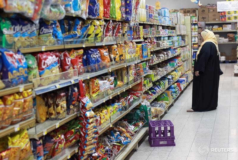 © Reuters. Woman shops in a supermarket in Doha