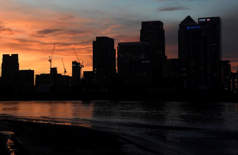 © Reuters. The Canary Wharf business district is seen at dusk in London