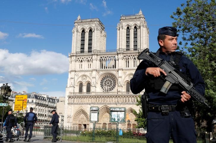 © Reuters. Policial faz segurança na catedral Notre Dame em Paris