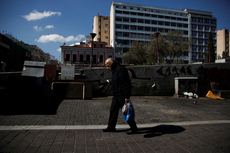 © Reuters. A man walks at a main food market in central Athens