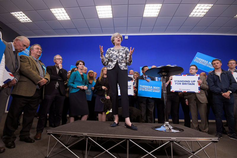 © Reuters. Britain's Prime Minister Theresa May gives an election campaign speech to Conservative Party supporters in Norwich