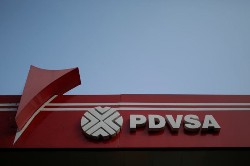 © Reuters. Логотип PDVSA на заправочной станциив Каракасе