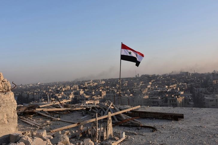 © Reuters. Bandeira nacional da Síria é vista em Aleppo