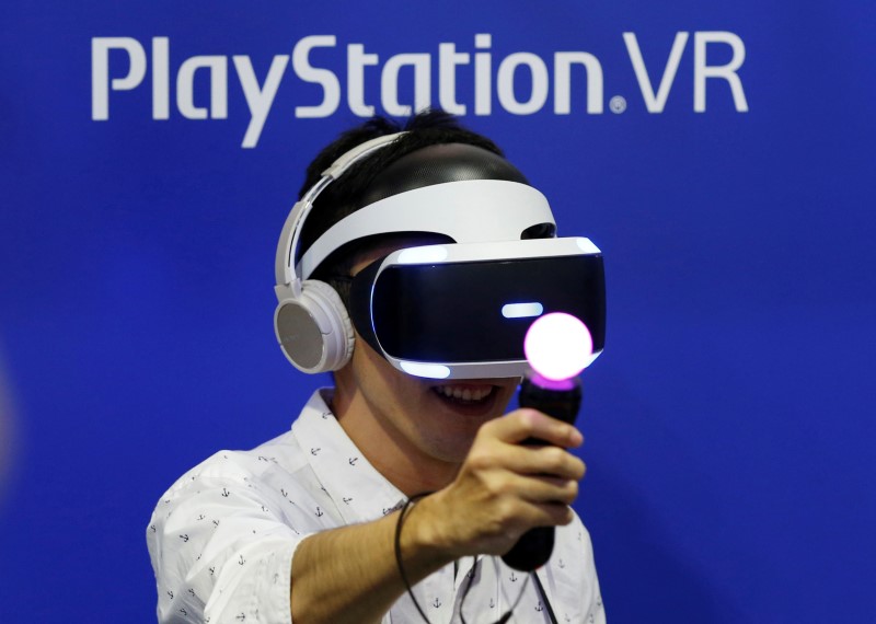 © Reuters. SONY A VENDU UN MILLION DE CASQUES PLAYSTATION VR