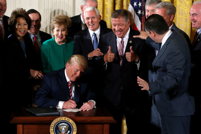 © Reuters. Shuster takes a gentle ribbing from Cruz and others after Shuster asked U.S. President Donald Trump to sign autographs after Trump signed principles of proposed reforms to the U.S. air traffic control system during an event at the White House in Washington