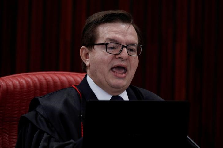© Reuters. Relator do julgamento da chapa Dilma-Temer no TSE, ministro Herman Benjamin, durante sessão no segundo dia de julgamento