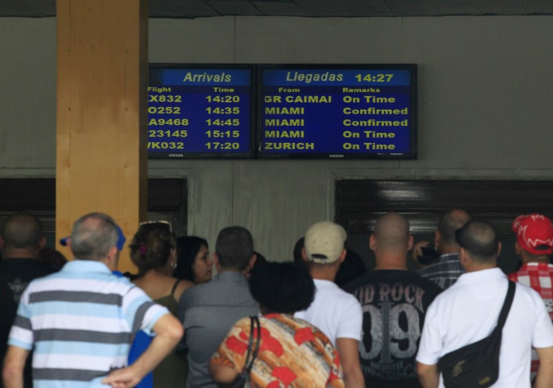 © Reuters. People wait for passengers to arrive at the airport in Havana