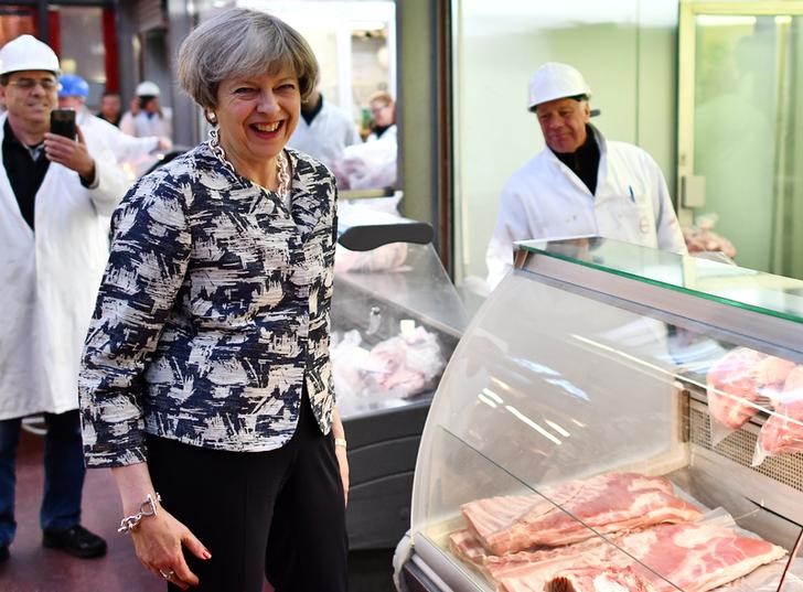 © Reuters. Premiê britânica, Theresa May, visita mercado em Londres durante campanha