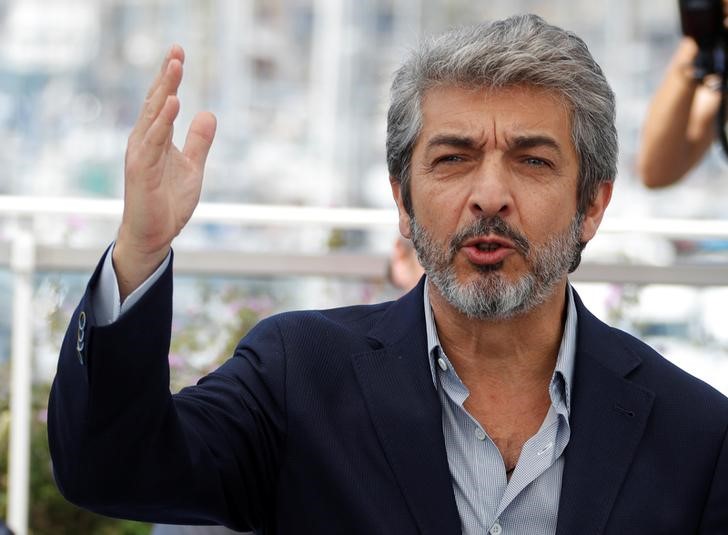 © Reuters. Ator Ricardo Darín posa para fotos no 70o Festival de Cinema de Cannes, França