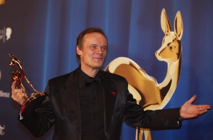 © Reuters. Actor Selge poses with his Bambi for Best National Actor award for his role in the film 'Jenseits der Mauer' during the 61st Bambi media awards ceremony in Potsdam