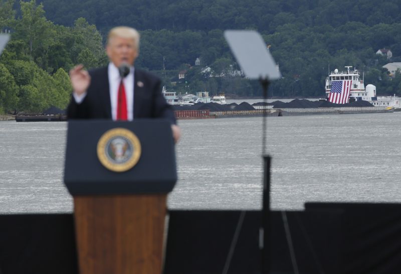 © Reuters. U.S. President Trump delivers remarks on U.S. transportation infrastructure projects in front of coal barges at Rivertowne Marina in Cincinnati, Ohio.