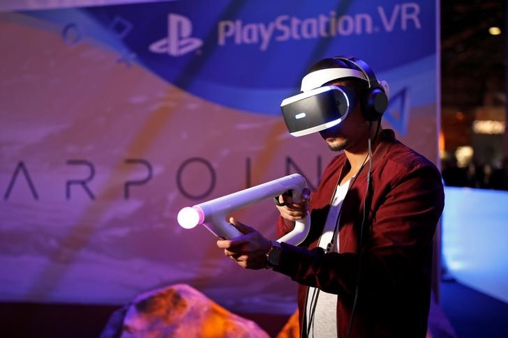 © Reuters. Homem testa óculos de realidade virtual da Sony na Paris Games Week, em Paris