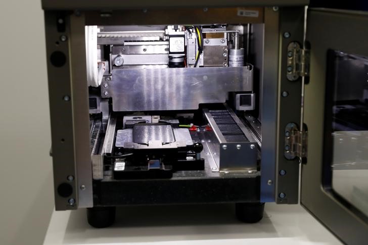 © Reuters. Demostração de máquina para troca de tela em laboratório dos Estados Unidos