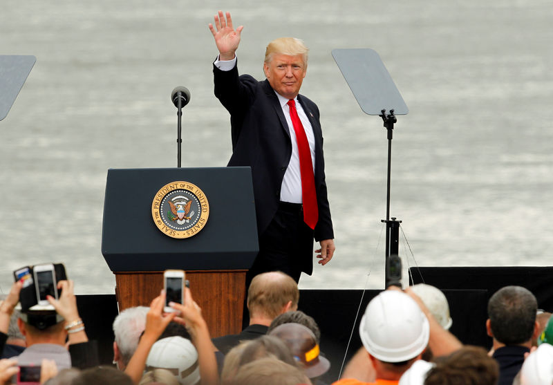 © Reuters. U.S. President Donald Trump waves to the crowd after announcing his $1 trillion infrastructure plan during a rally alongside the Ohio River at the Rivertowne Marina in Cincinnati