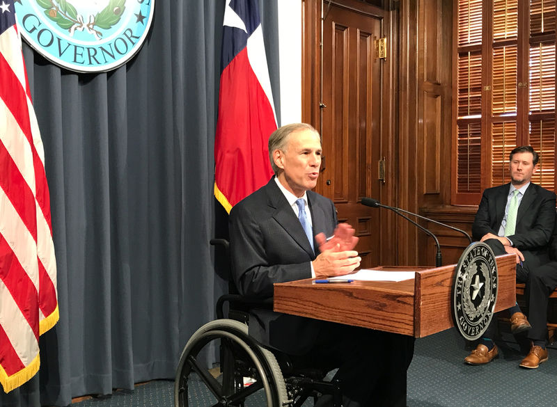 © Reuters. Texas Governor Greg Abbott speaks at a news conference in Austin