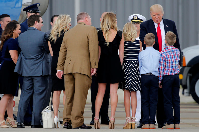 © Reuters. Trump arrives to deliver remarks on the U.S. healthcare system at Cincinnati Municipal Lunken Airport in Cincinnati