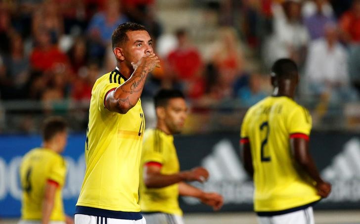 © Reuters. Foto del miércoles del futbolista de Colombia Edwin Cardona celebrando tras marcar ante España