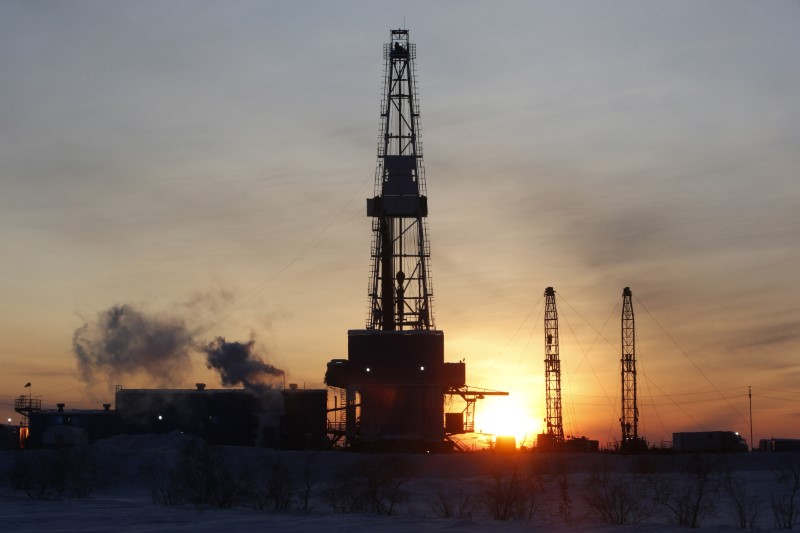 © Reuters. A general view shows an drilling rig at the Lukoil company owned Imilorskoye oil field outside the West Siberian city of Kogalym