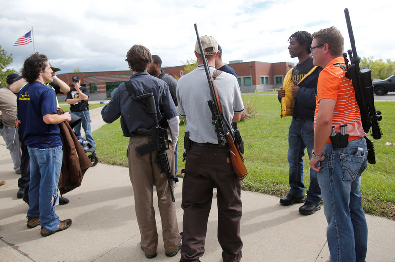 © Reuters. Open-carry gun activists hold a rally in Detroit