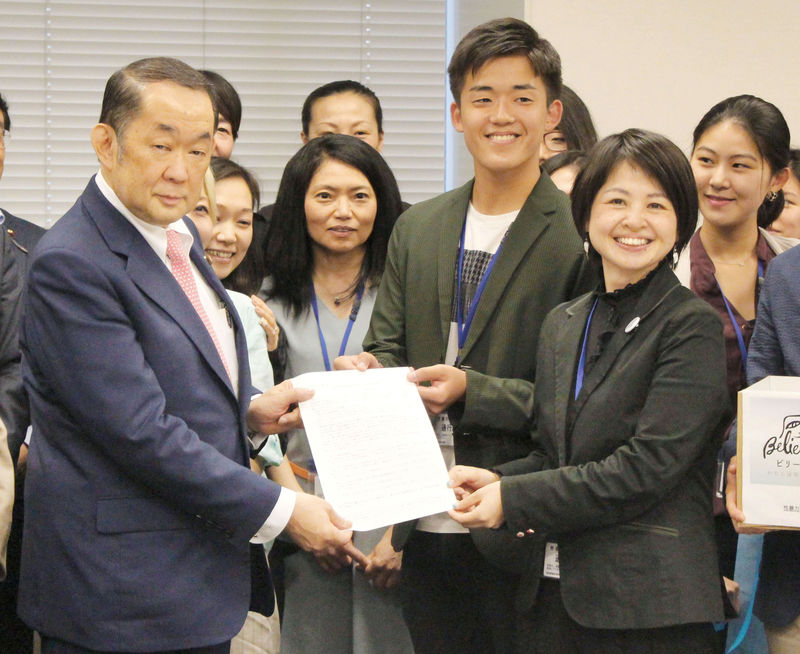 © Reuters. Representatives of civil groups urging reform of Japan's archaic sex crimes law hand Justice Minister Katsutoshi Kaneda a petition in Tokyo