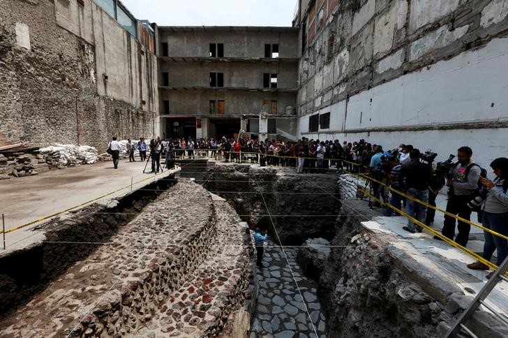 © Reuters. Arqueólogos descubren una cancha de juego de pelota azteca en Ciudad de México