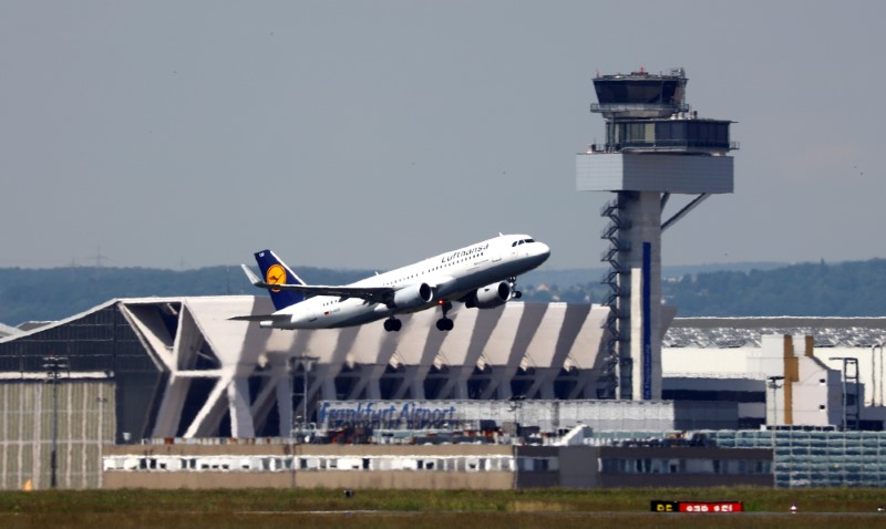 © Reuters. A plane of Germany's air carrier Lufthansa takes off at Fraport airport in Frankfurt