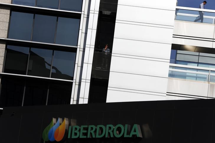 © Reuters. Logo da Iberdrola em prédio da empresa em Madri