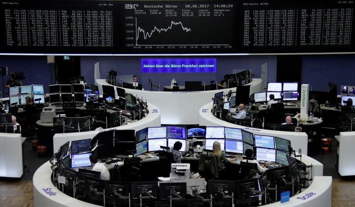 © Reuters. Traders work in front of the German share price index, DAX board, at the stock exchange in Frankfurt