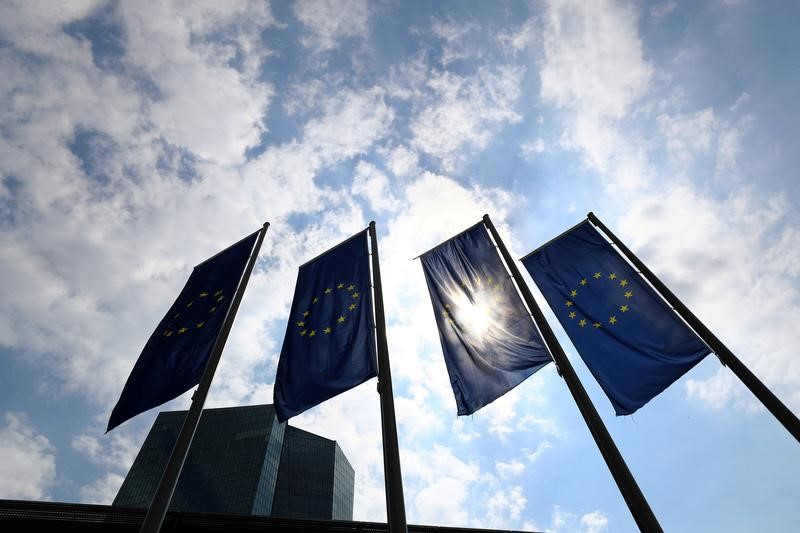 © Reuters. El BCE recorta la previsión de inflación y eleva la del PIB en la zona euro