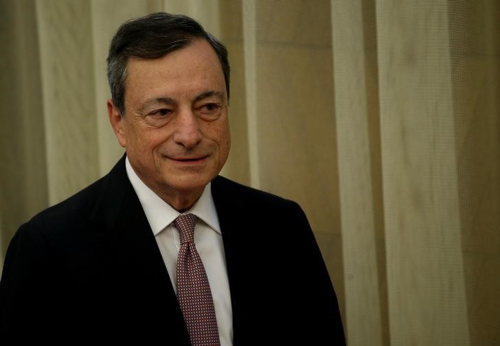 © Reuters. European Central Bank President Draghi stands before delivering his speech during an event at Bank of Spain headquarters in Madrid