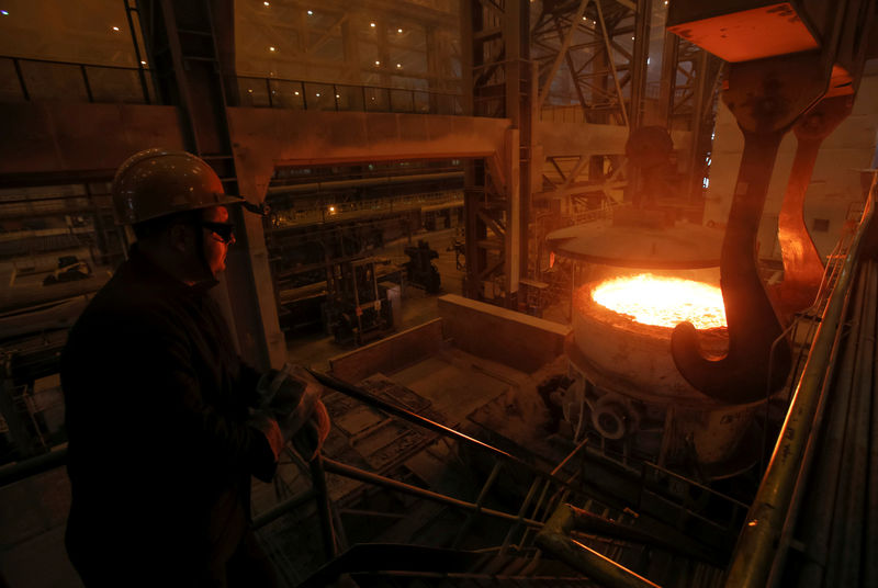 © Reuters. FILE PHOTO: Employee watches watches ladle with molten iron at NLMK Kaluga steel mill in Vorsino outside Kaluga