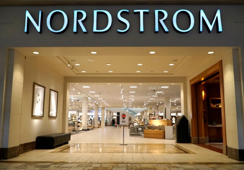 © Reuters. LA FAMILLE NORDSTROM ÉTUDIE UNE SORTIE DE LA BOURSE