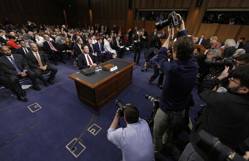 © Reuters. Former FBI Director James Comey arrives to testify before a Senate Intelligence Committee hearing in Washington