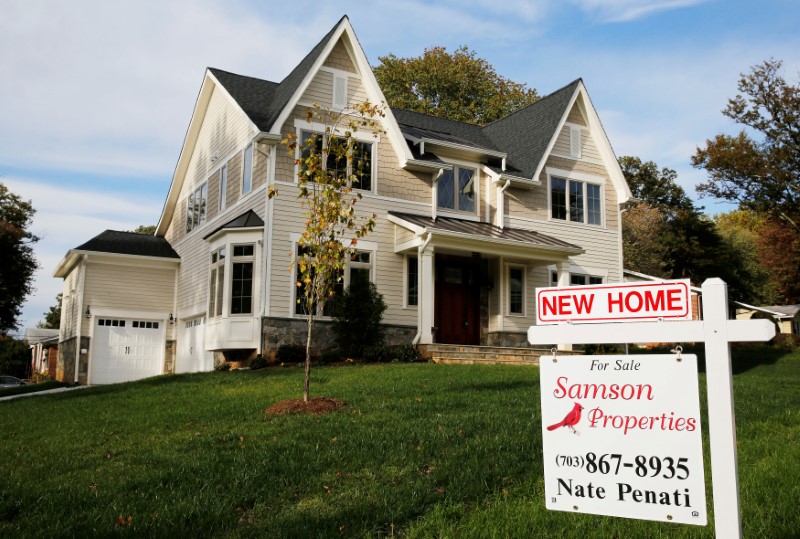 © Reuters. FILE PHOTO: A real estate sign advertising a new home for sale is pictured in Vienna, Virginia