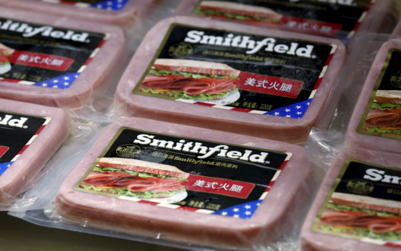 © Reuters. Products of Smithfield, acquired by WH Group, the largest pork company in the world, are displayed at a news conference on the company's annual results in Hong Kong