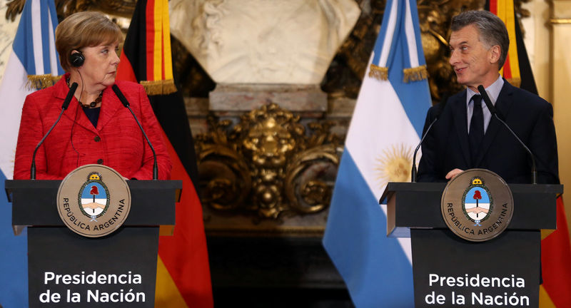 © Reuters. Germany's Chancellor Angela Merkel  and Argentina's President Mauricio Macri look at each other during a news conference at the Casa Rosada Presidential Palace in Buenos Aires