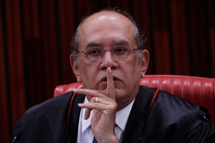 © Reuters. Presidente do TSE, ministro Gilmar Mendes, gesticula durante julgamento da chapa Dilma-Temer