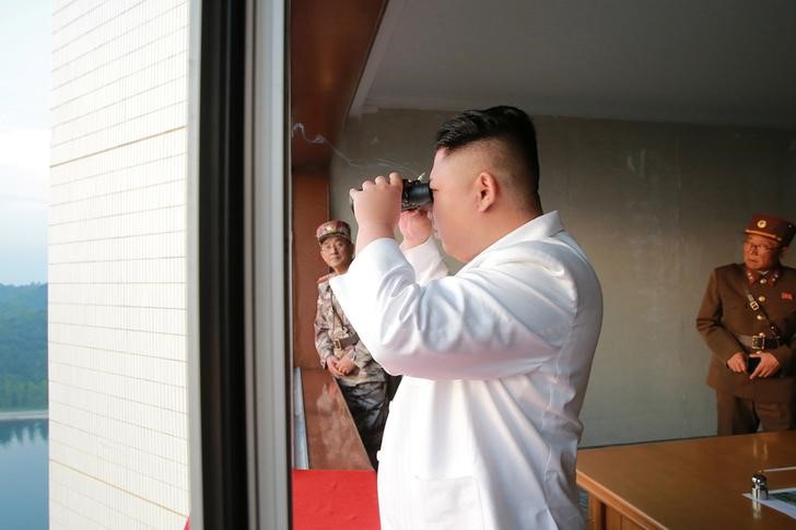 © Reuters. North Korean leader Kim Jong Un looks on during a ballistic rocket test-fire through a precision control guidance system in this undated photo released by North Korea's Korean Central News Agency