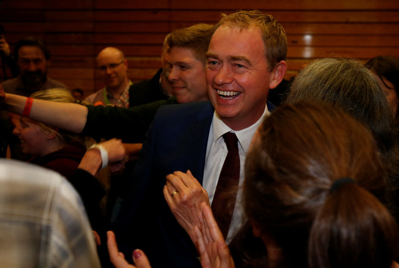 © Reuters. Tim Farron, leader of Britain's Liberal Democrat Party, and his wife Rosemary arrive at a counting centre during Britain's election in Kendal