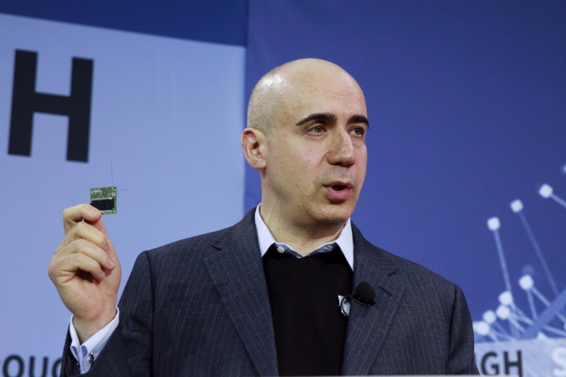 © Reuters. Investor Yuri Milner holds a small chip during an announcement of the Breakthrough Starshot initiative in New York