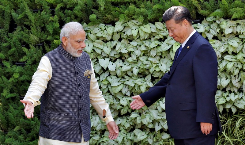 © Reuters. Indian Prime Minister Narendra Modi andChinese President Xi Jinping leave after a group picture during BRICS (Brazil, Russia, India, China and South Africa) Summit in Benaulim