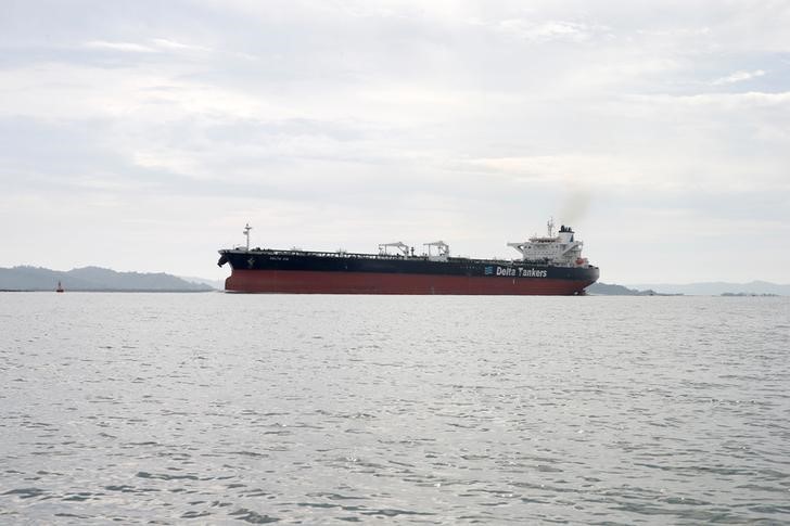 © Reuters. An oil tanker ship seen in Kyaukphyu river near Made island outside Kyaukphyu