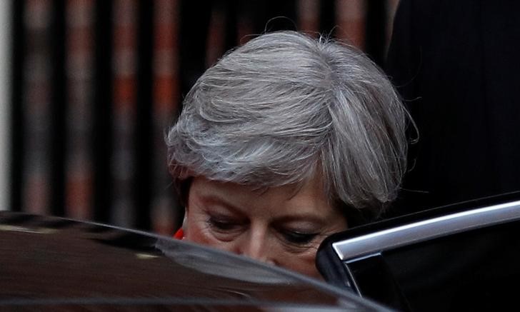 © Reuters. Votantes británicos propinan duro golpe en las urnas a la primera ministra May