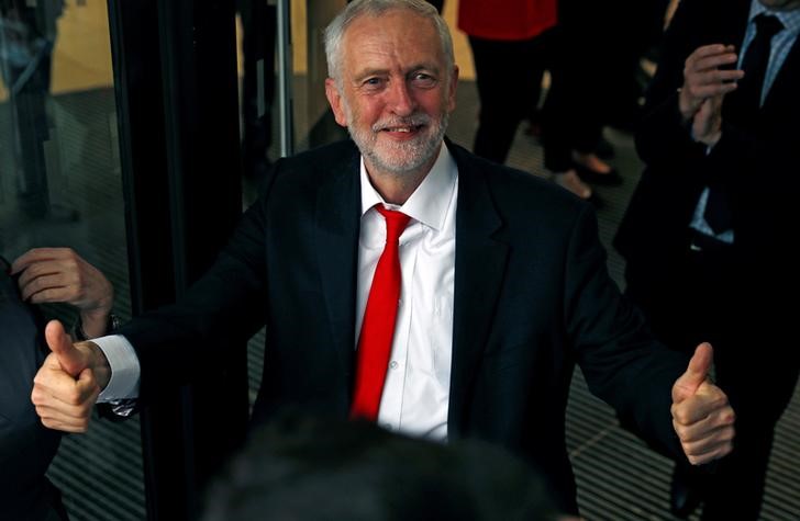 © Reuters. El laborista Corbyn dice que se debe seguir negociando el Brexit