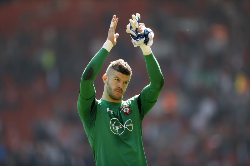 © Reuters. Southampton's Fraser Forster applauds fans after the match